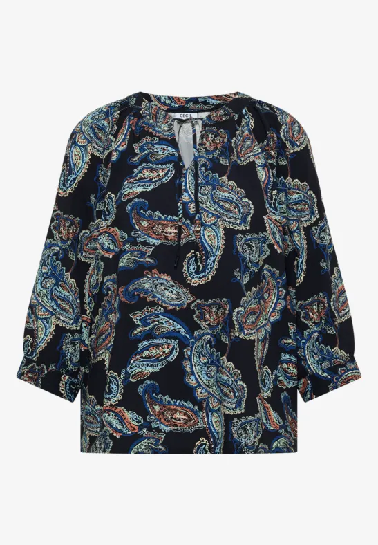 Dunkelblaue Bluse mit Paisley-Muster und 3/4-Ärmeln.