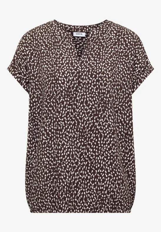 Blouse marron à col V, manches courtes, motif tacheté crème.