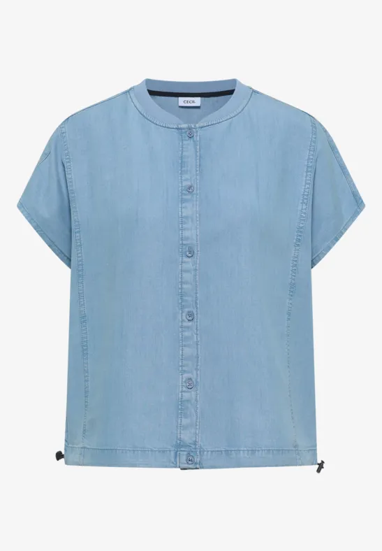 Lichtblauwe denim top met korte mouwen, opstaande kraag en knoopsluiting.