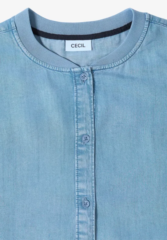 Lichtblouse van lichtblauw denim zonder kraag, ronde hals en knoopsluiting, merk 'Cecil'.