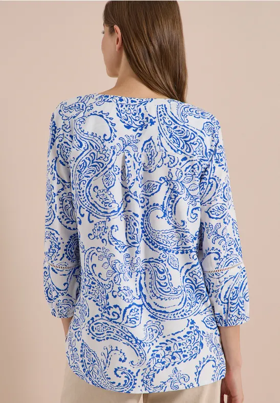 Witte blouse met blauw paisley-motief en driekwartsmouwen, achterkant zicht.