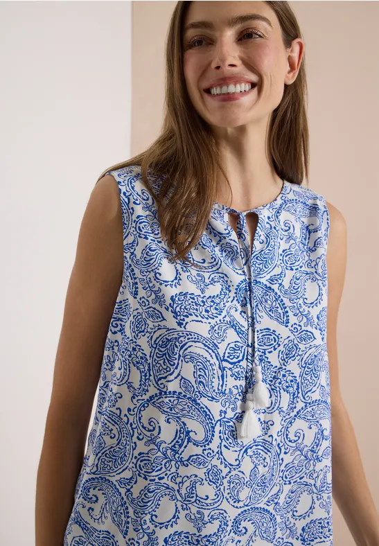 Ärmellose Bluse mit blauem Paisley-Print und verspieltem Quastenband am Hals