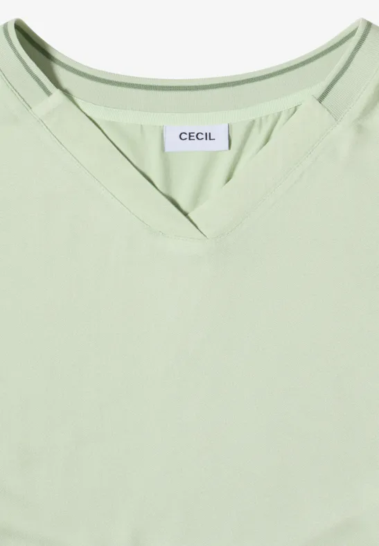 Hellgrünes Damen-T-Shirt mit V-Ausschnitt und kleiner "CECIL"-Marke am Nacken.