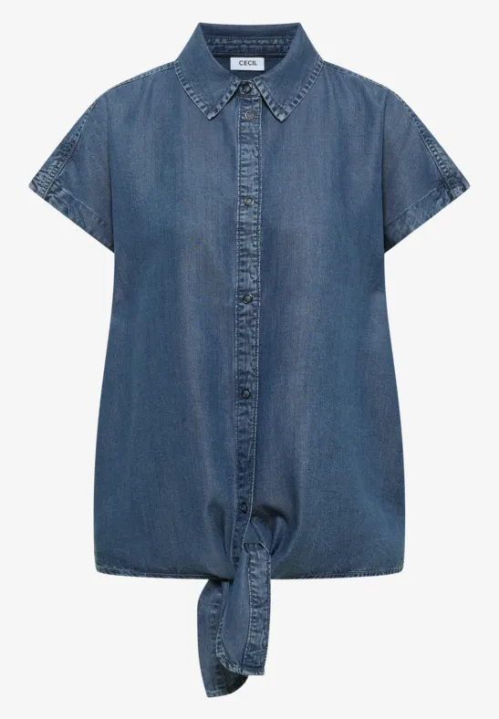 Blouse en jean bleu à manches courtes, col classique, boutonnée et nouée devant.