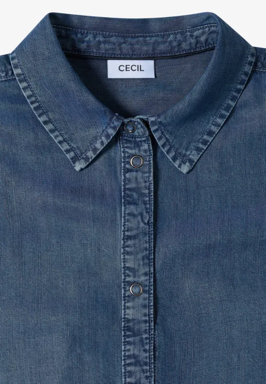 Chemise en jean bleu foncé avec col pointu et étiquette CECIL visible.