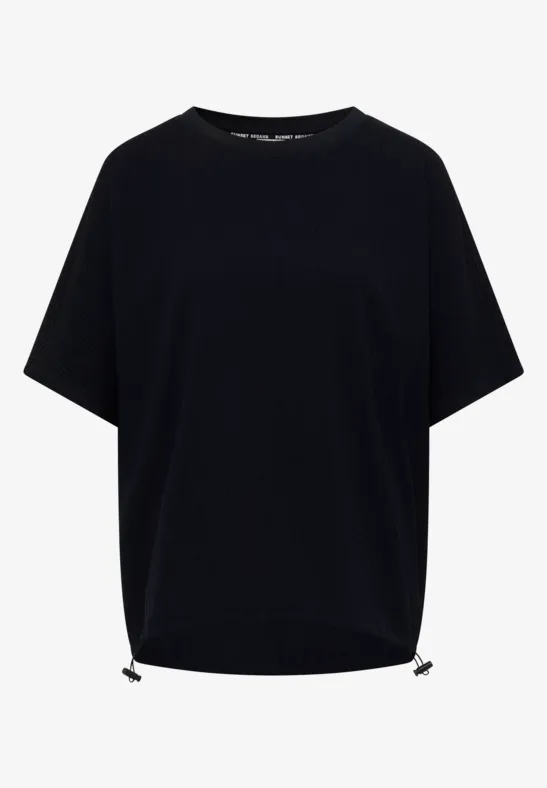 T-shirt noir basique à manches courtes avec cordon de serrage à l’ourlet.