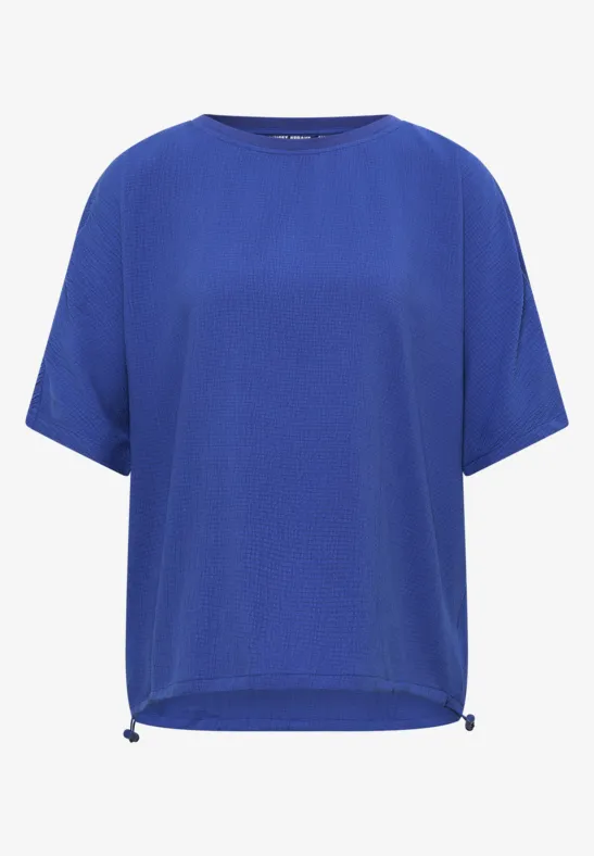 Blaue, kurzärmelige Bluse mit rundem Ausschnitt und Tunnelzug am Saum.