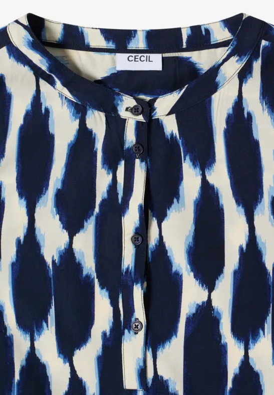Weiß-blau gemusterte Damenbluse mit abstraktem Print und Knopfleiste.
