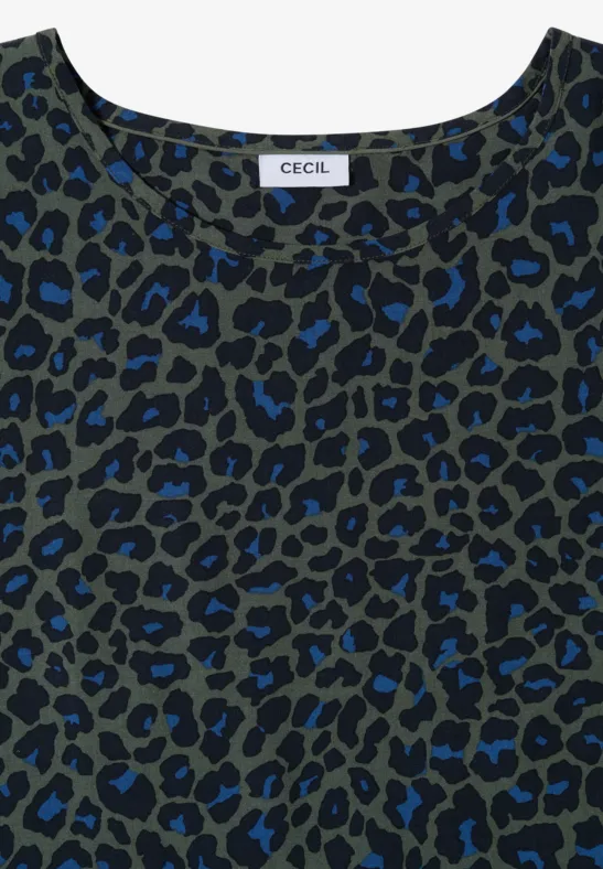 Dunkelgrünes Langarmshirt mit blau-schwarzem Leopardenmuster und Rundhalsausschnitt.