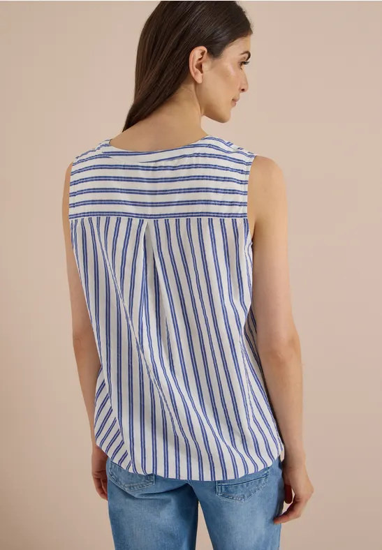 Frau von hinten in ärmellosem, blau-weiß gestreiftem Top mit Kellerfalte am Rücken und Jeans