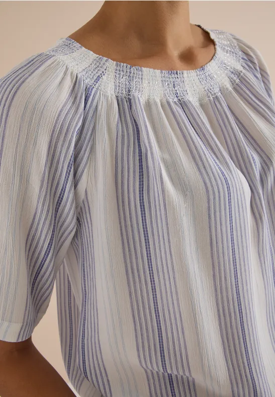 Lockere Bluse mit blau-weißen Streifen, gerafftem Rundhalsausschnitt und 3/4-Ärmeln.