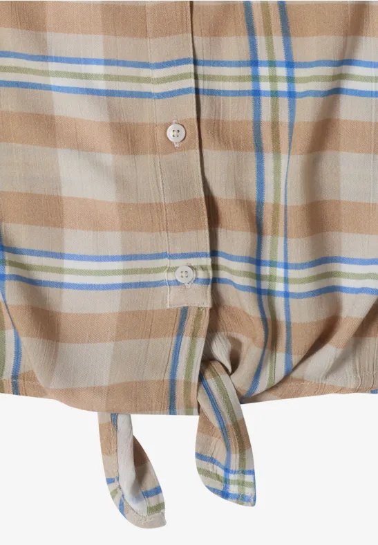 Nahaufnahme eines karierten Hemds mit Knoten und Knopf in Beige, Blau, Weiß und Braun.