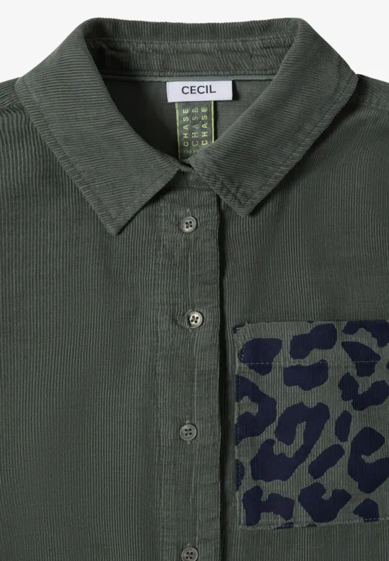 Dunkelgrüne Hemdbluse mit Knopfleiste, Kragen und auffälliger Leoparden-Print-Tasche.