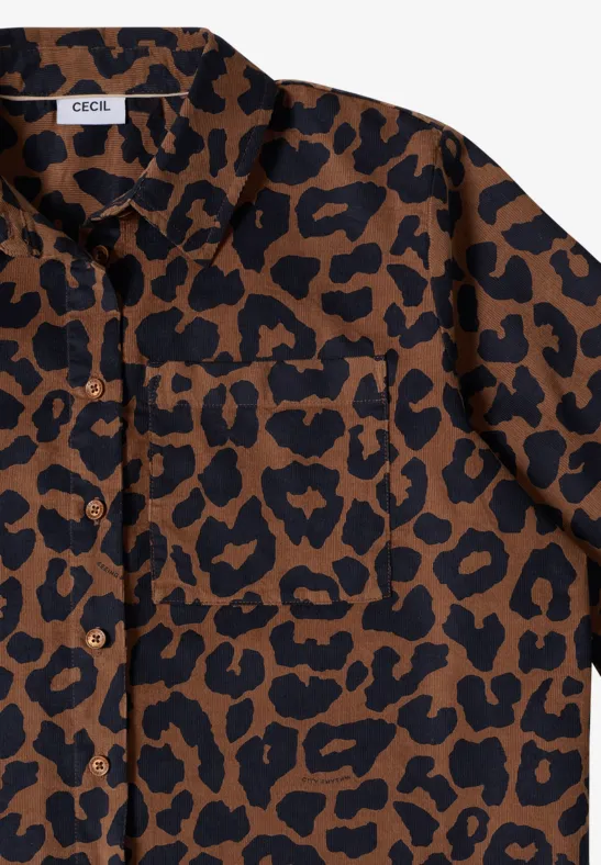 Chemise marron à motif léopard noir.