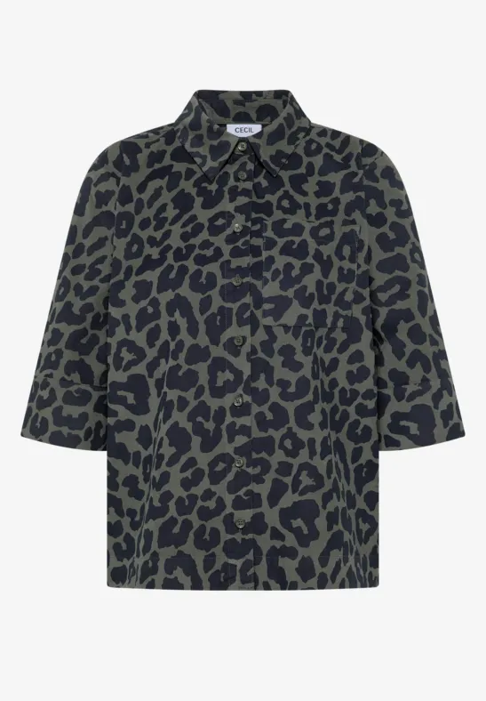 Dunkelgrün-schwarz leopardgemusterte Hemdbluse mit halbhohen Ärmeln und klassischem Kragen.