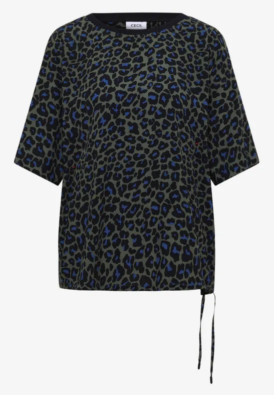 Schwarz-grünes T-Shirt mit Leopardenmuster, kurzen Ärmeln und seitlicher Kordel.