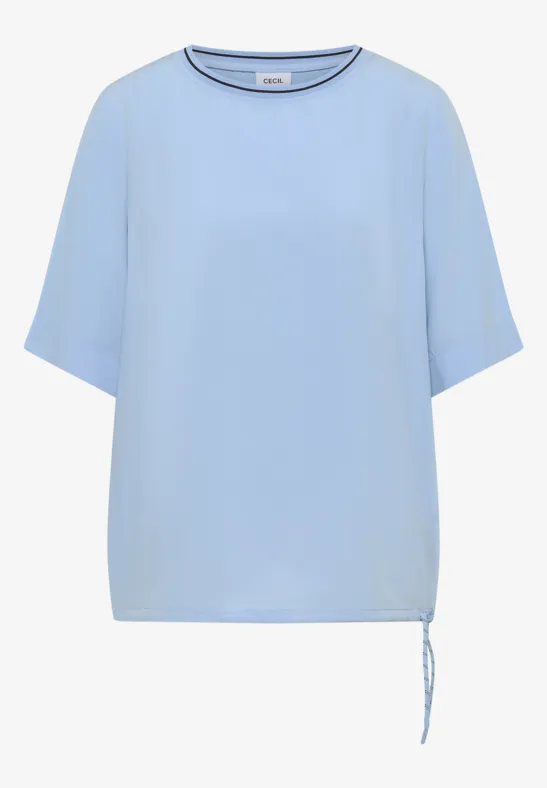 Leichtes hellblaues Kurzarm-Shirt mit Rundhalsausschnitt und seitlicher Kordel am Saum.