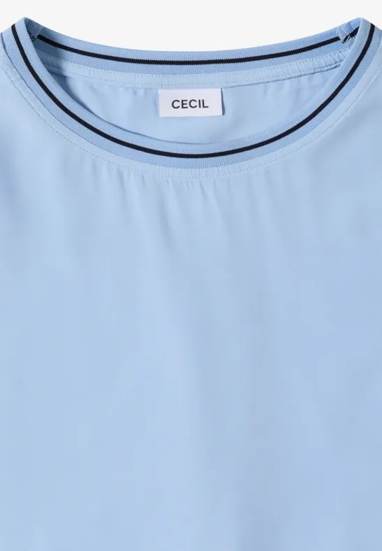 Hellblaues T-Shirt mit Rundhalsausschnitt und Labelaufdruck ‘CECIL’.