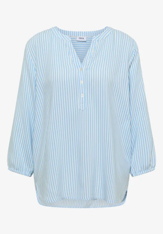 Hellblaue Bluse mit weißen Streifen, V-Ausschnitt, halber Knopfleiste und langen Ärmeln.