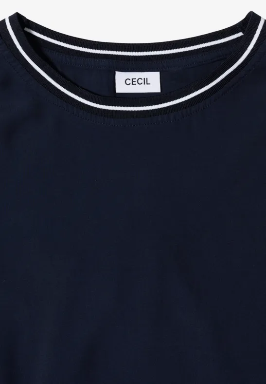 Dunkelblaues T-Shirt mit weißem Rundhalsausschnitt und Markenlabel 'CECIL' innen am Kragen.