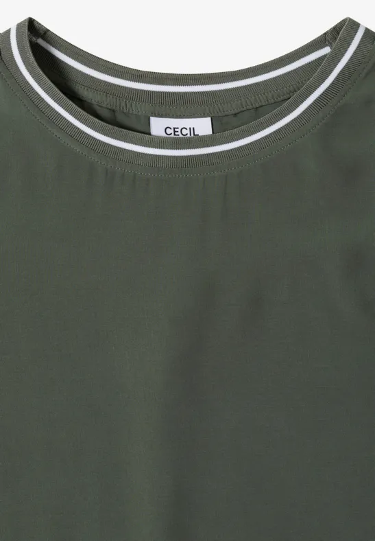Olivegrünes ärmelloses Shirt mit Rundhals, weißem und schwarzem Streifen am Kragen.