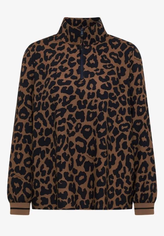 Damenpullover mit Leopardenmuster, hohem Kragen und halbem Reißverschluss in Braun und Schwarz.