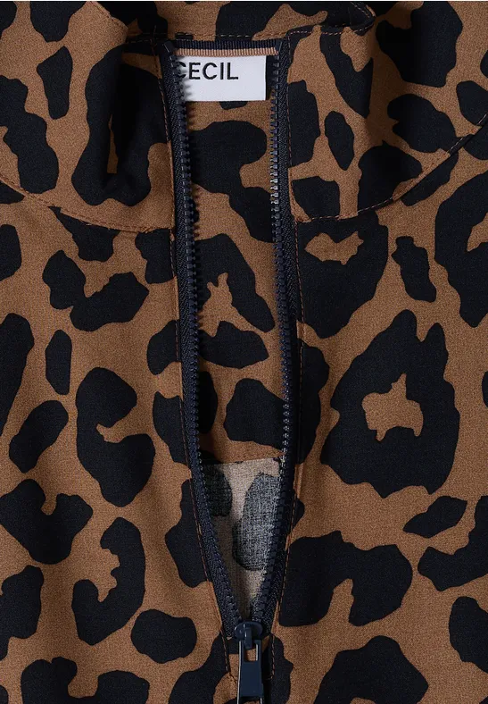 Braune Kapuzenjacke mit schwarzem Leopardenmuster, durchgehendem Reißverschluss, Kordelzug und CECIL-Label.