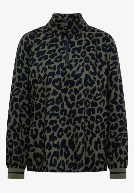 Olivgrüner Pullover mit halbem Reißverschluss und schwarzem Leopardenmuster.