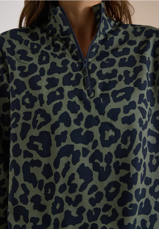 Damenpullover mit olivgrünem Untergrund und dunkelblauem Leopardenmuster, Zipper am Kragen