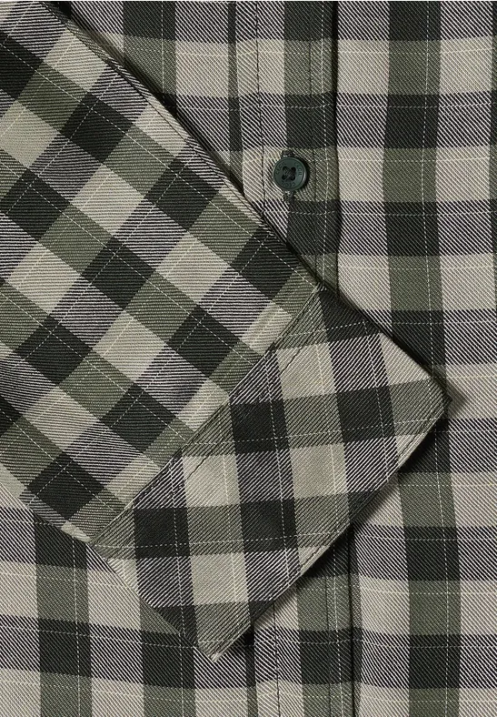Chemise à carreaux gris en gros plan avec détail de bouton.