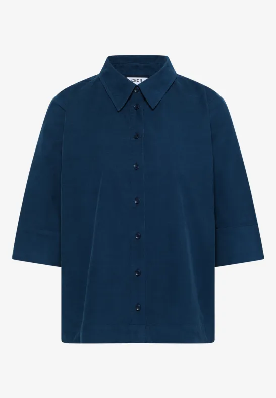 Dunkelblaues Hemd mit spitzem Kragen und 3/4-Ärmeln, knöpfbar vorn.