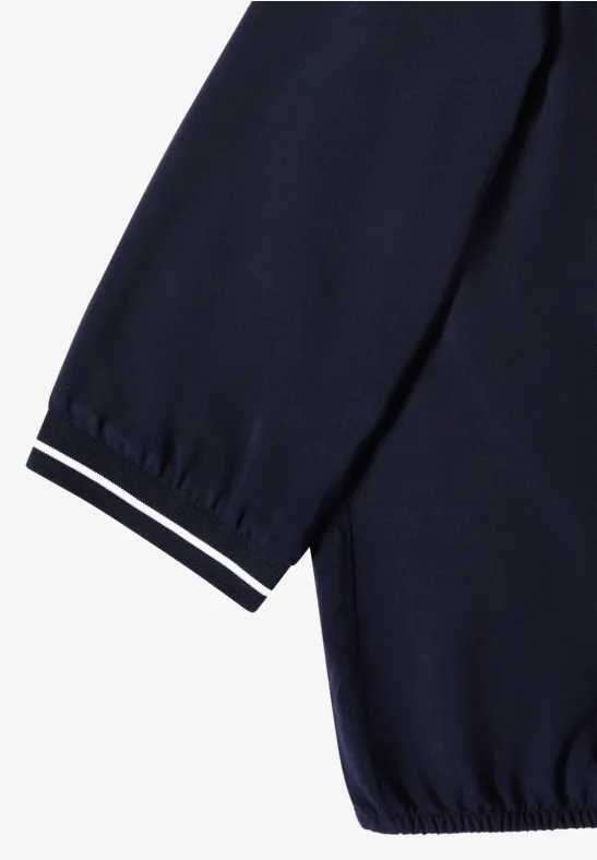 Dunkelblaue Jacke mit elastischem Bündchen und zwei weißen Streifen am Ärmelabschluss.