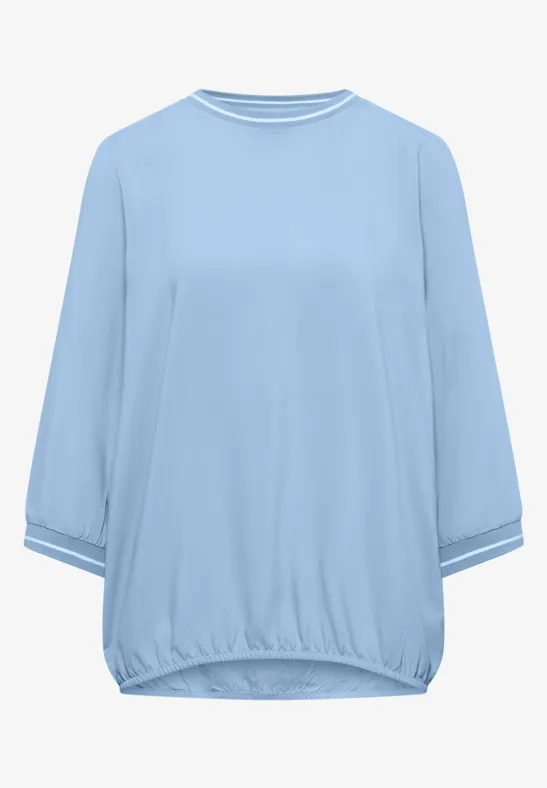 Hellblaues Oversize-Shirt mit 3/4-Ärmeln und Rundhalsausschnitt.