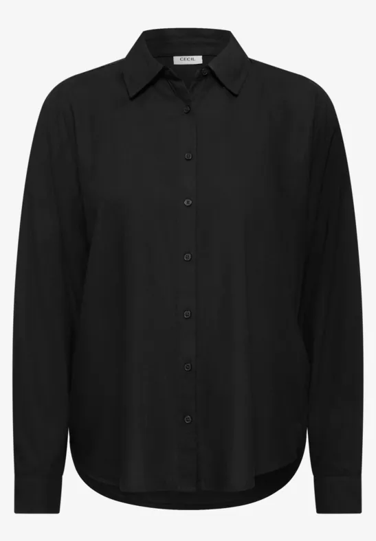 Een eenvoudige zwarte blouse met lange mouwen, klassieke kraag en knoopsluiting.