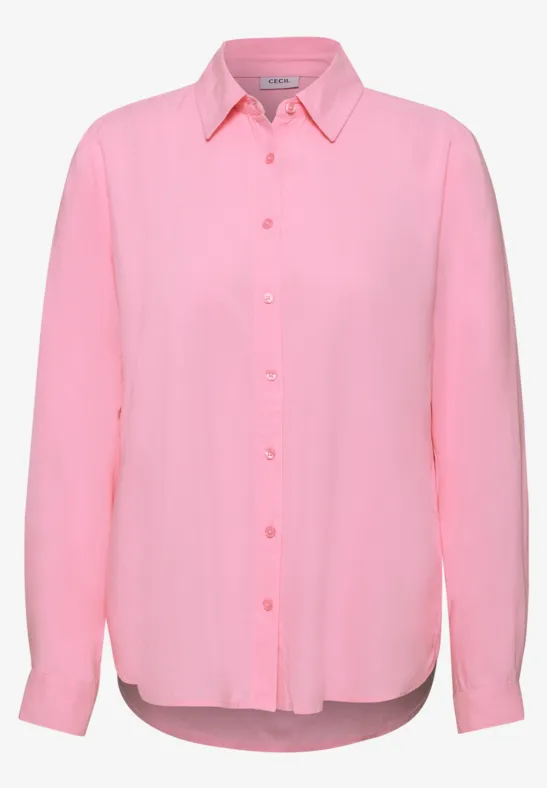 Hellrosa Bluse mit klassischem Hemdkragen, Knopfleiste und langen Ärmeln.