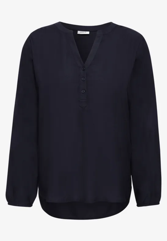 Donkerblauwe blouse met lange mouwen, V-hals en korte knoopsluiting.