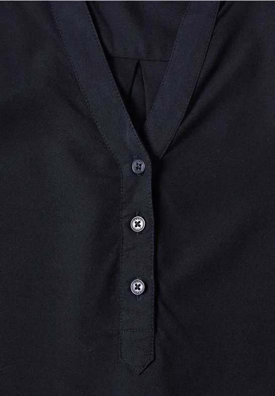 Donkerblauw shirt met V-hals en drie knopen.
