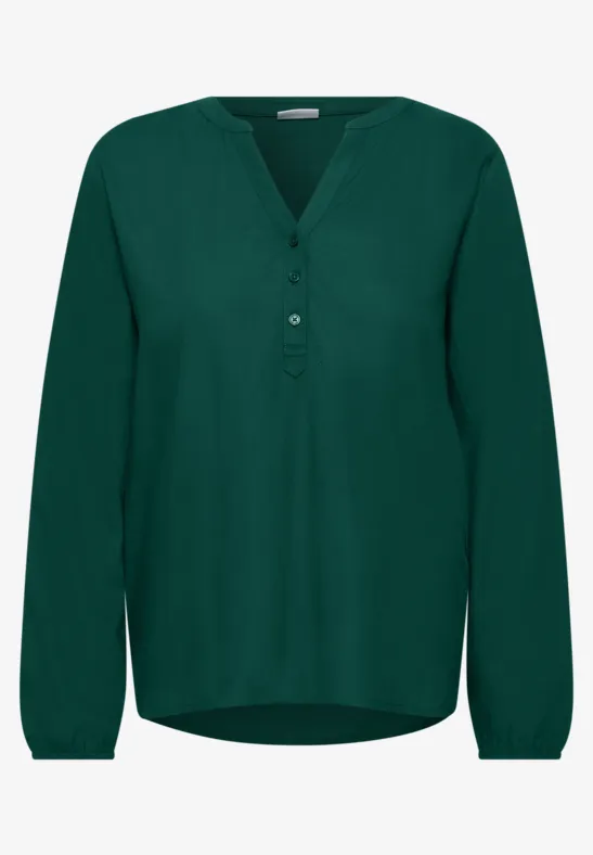 Ein dunkelgrünes Damenblusenshirt mit V-Ausschnitt, Knopfleiste und langen Ärmeln.
