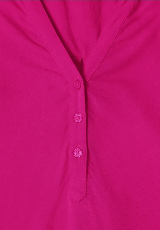 Roze mouwloze top met V-hals en drie knopen aan de voorkant