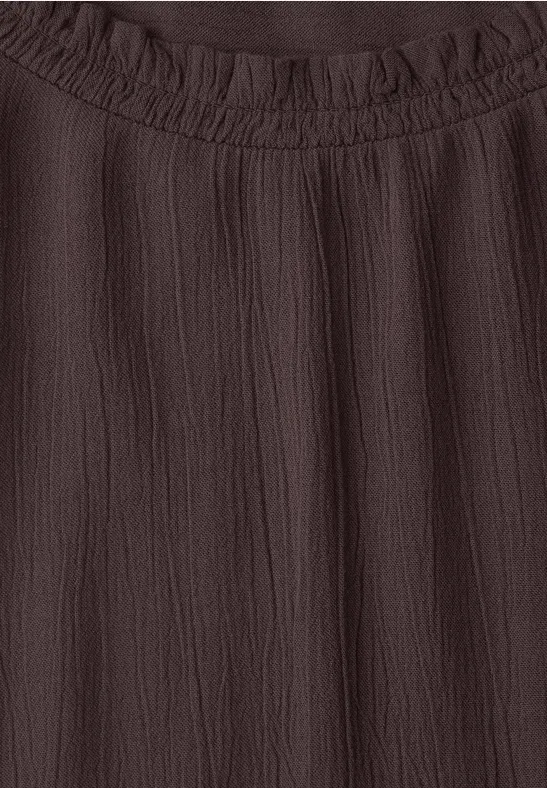 Blouse marron foncé à col rond froncé, texture froissée et légère.