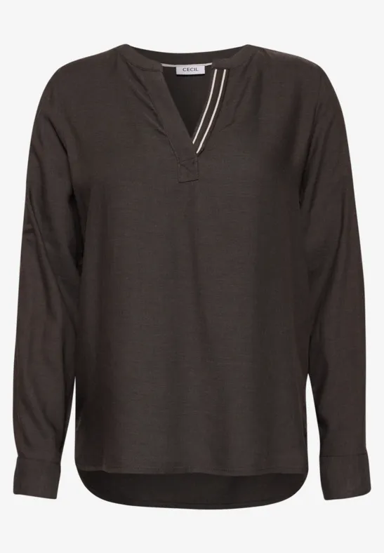 Blouse marron foncé à manches longues, col en V et fine bande décorative à l'épaule.