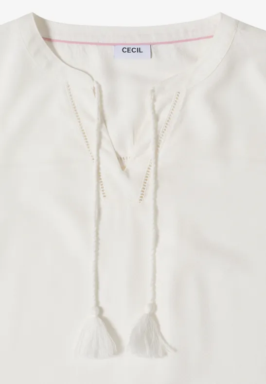 Weißes, leichtes Shirt von CECIL mit V-Ausschnitt und Kordelzug mit Quasten.