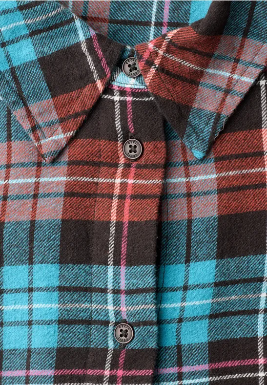Close-up van een geruite flanellen blouse in rood, zwart en turquoise met knopen en kraag.