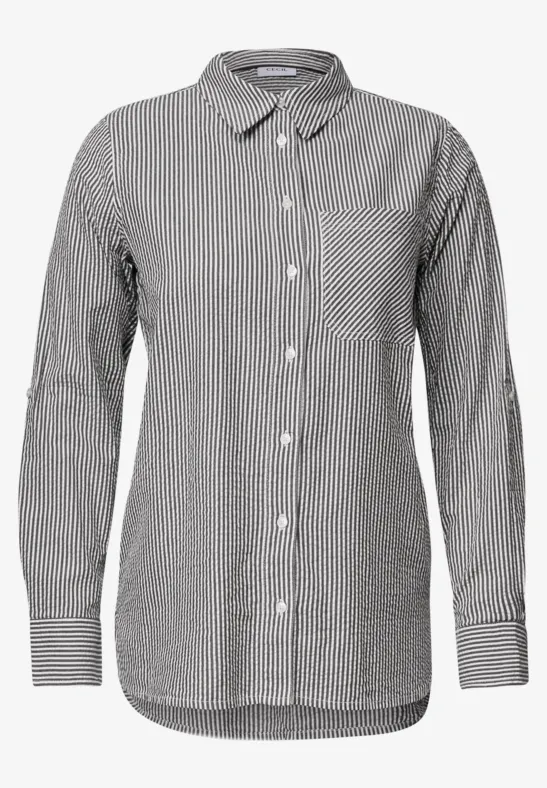 Chemise à manches longues rayée noir et blanc, col classique, poche poitrine et patte de boutonnage.