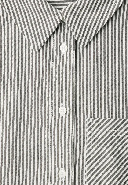 Chemise rayée en coton léger avec col, patte de boutonnage et poche poitrine.