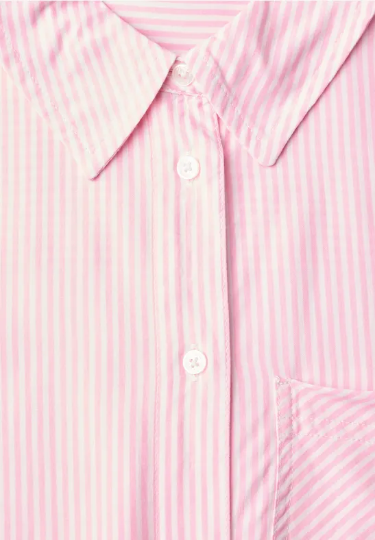 Nahaufnahme eines rosa-weiß gestreiften Hemds mit Kragen und Knöpfen.