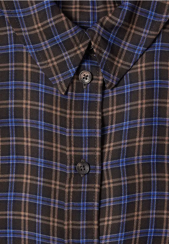 Close-up van een geruit overhemd in blauw en zwart met knopen