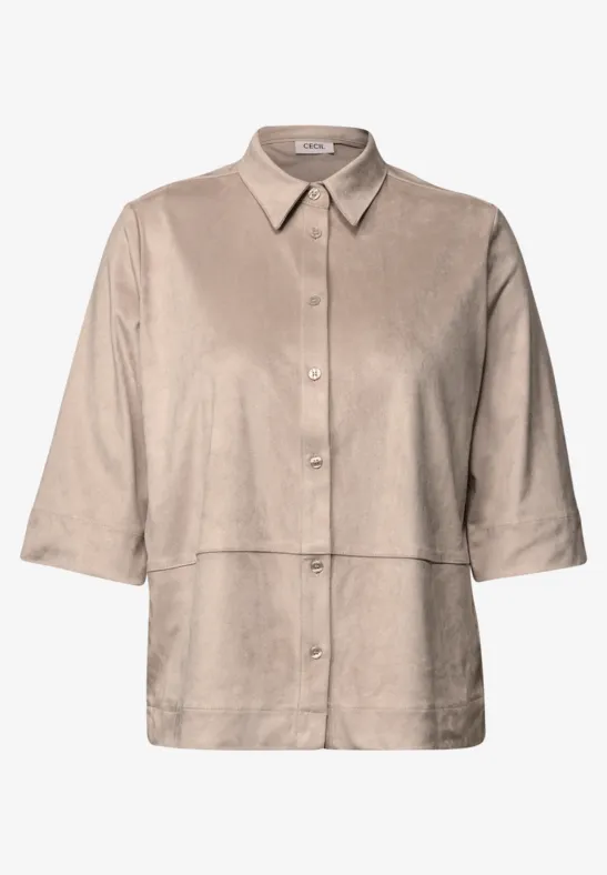 Beige Hemdbluse in Wildlederoptik mit 3/4-Ärmeln und Knopfleiste – schlicht und elegant.
