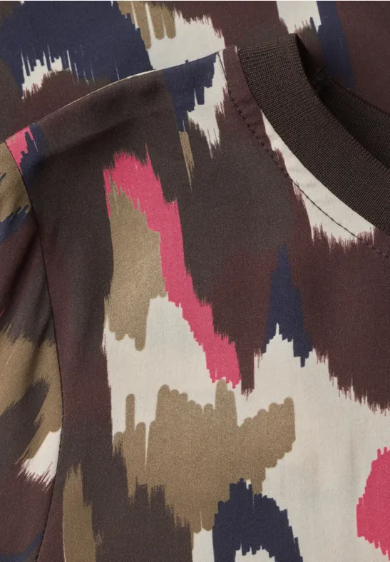 Nahaufnahme eines Stoffs mit abstraktem Pinselstrichmuster in Braun, Pink, Beige, Weiß und Dunkelblau.