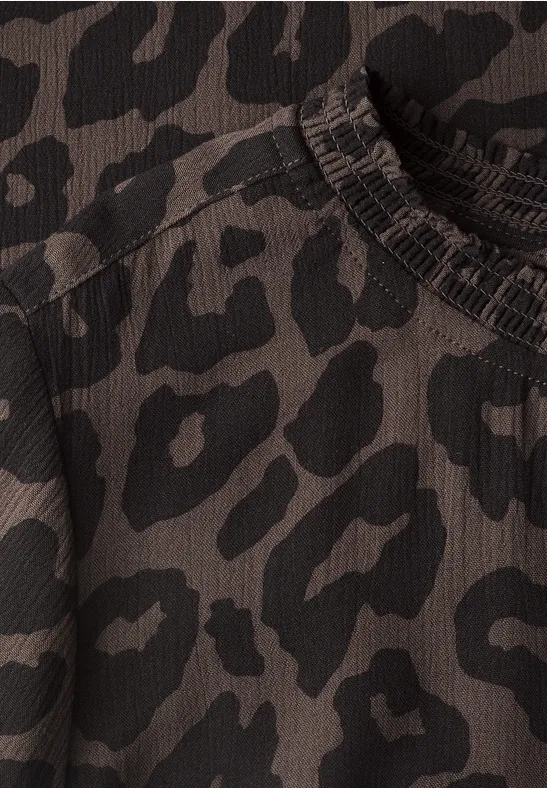 Rippstrick-Shirt mit Rundhalsausschnitt in dunklem Grünbraun mit schwarzem Leopardenmuster.